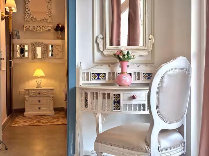 Paris Style Luxe Apartment In The Heart Of Noida